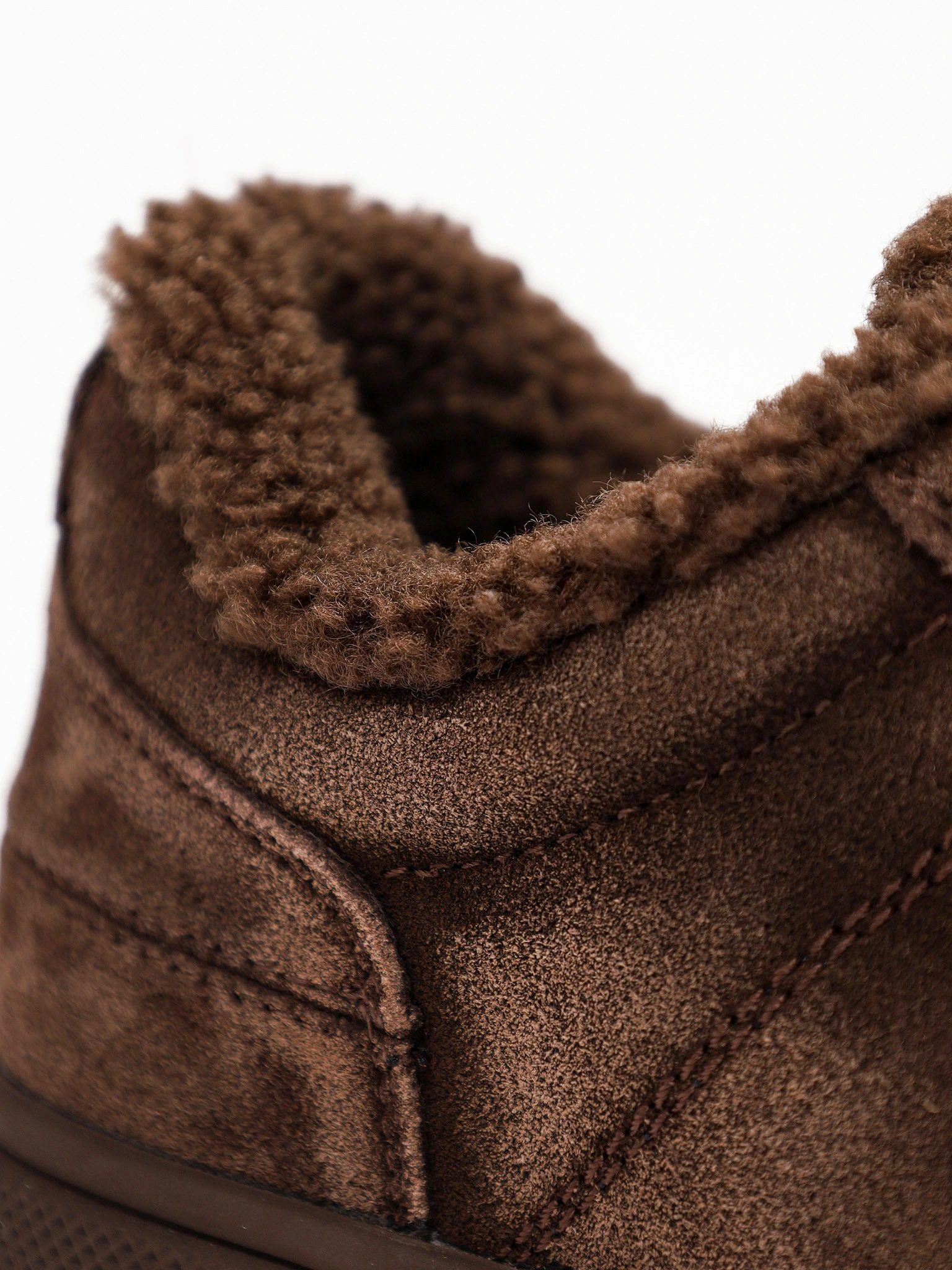 Кроссовки утепленные коричневого цвета на средней платформе